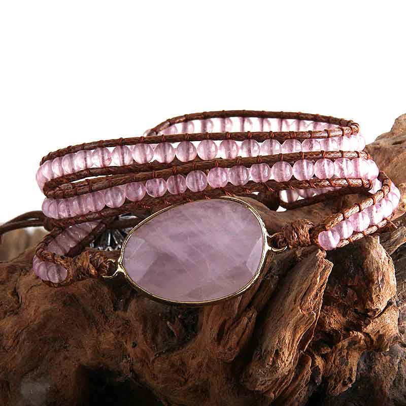 Roze edelstenen wikkelarmband met rozenkwarts liggend op stronk| Wrap Rose Quartz 3 Rows
