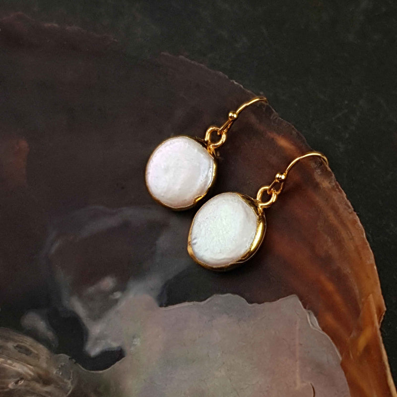 Witte zoetwater parel oorbellen met goud edelstaal liggend in schelp| One Gold Coin Pearl
