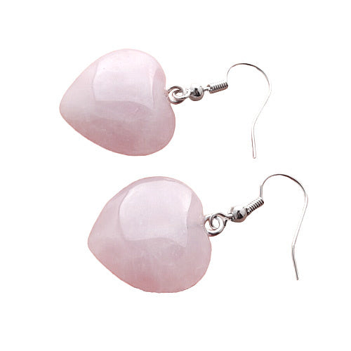 Roze edelstenen oorbellen met rozenkwarts in hartjes vorm en sterling zilver (925) liggend | Rosé Love