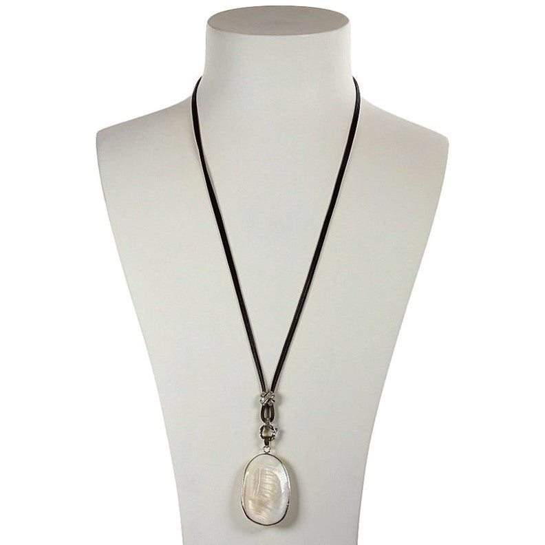 Witte parelmoeren ketting op buste | Sabine