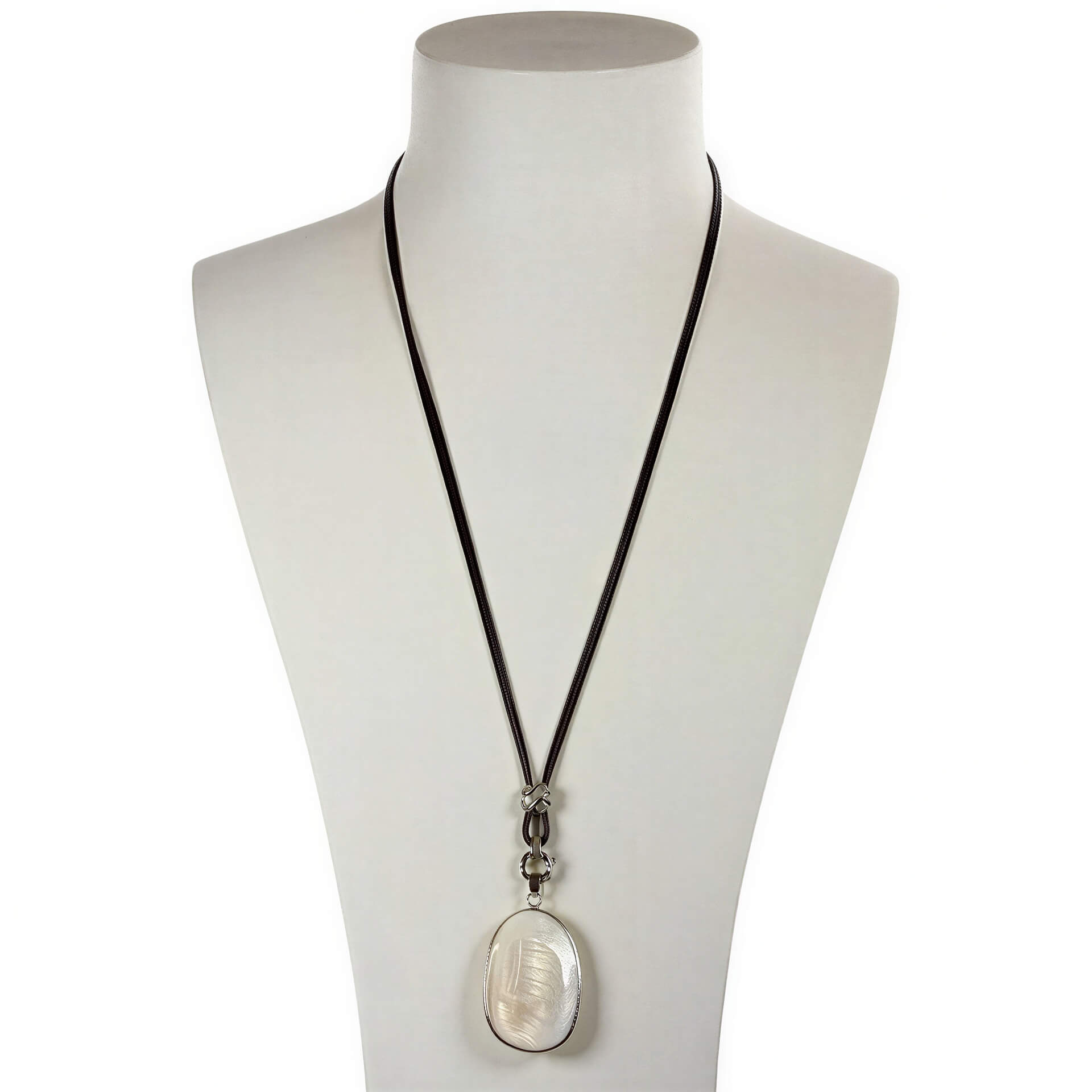 Witte parelmoeren ketting op buste | Sabine