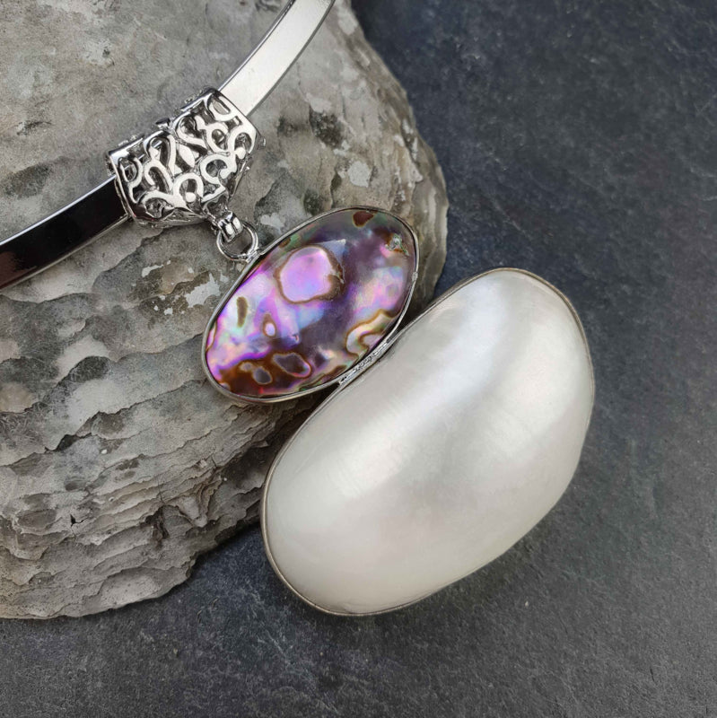 Detail van parelmoeren choker ketting met abaloon en witte schelp liggend tegen schelp | White Shell Pink Abalone