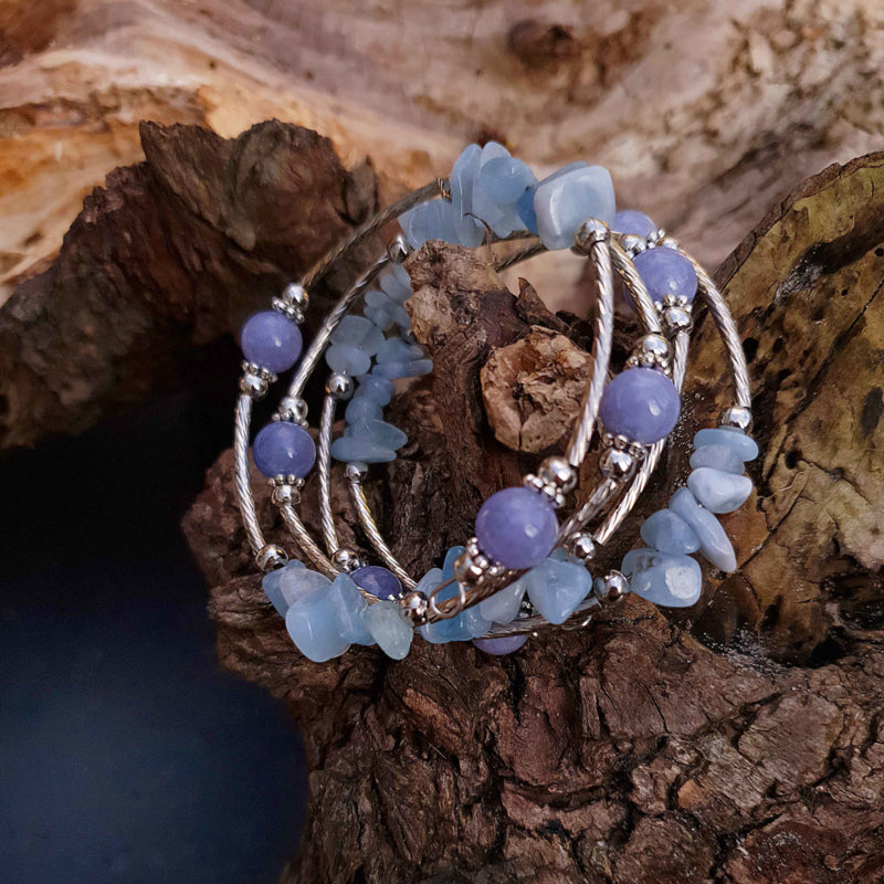 Blauw edelstenen armband met aquamarijn en aventurien hangend aan tak | Four Loops Wrap Blue Gemstone