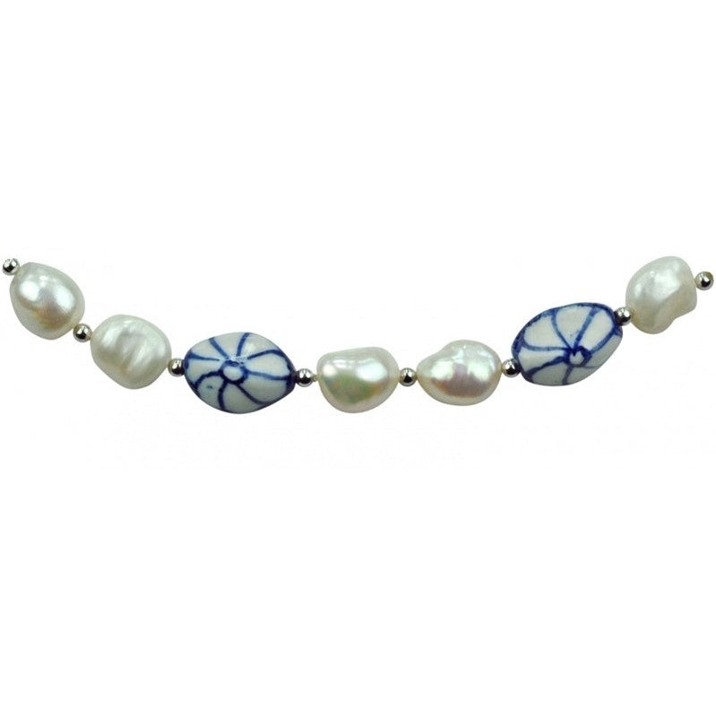 Detail van zoetwater parelketting met witte parels, kralen met Delfts blauw en magneetslotje | Hollands Glorie Ovale Bloem