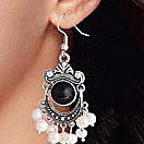 Lange zoetwater parel oorbellen met witte parels en sterling zilver (925) in retro stijl hangend in oor | Pearl Retro Black