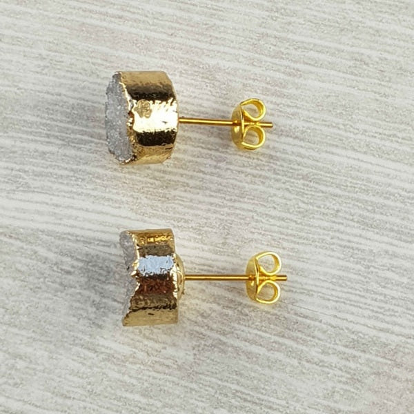 Edelstenen oorbellen met grijze druzy agaat en goud liggend op hout bovenaanzicht | Druzy Gold Grey
