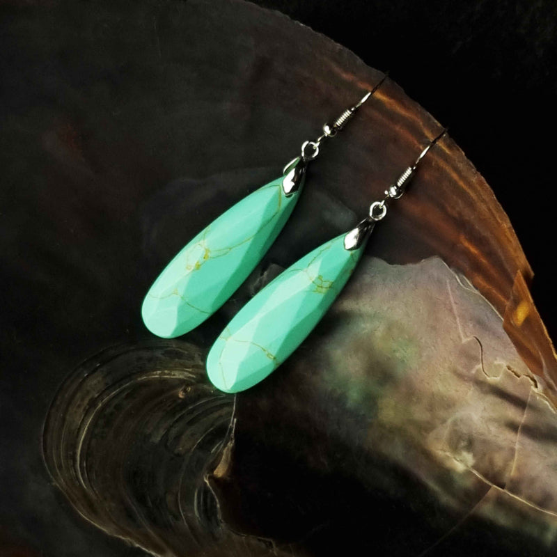 Lange groene edelstenen oorbellen met turkoois en sterling zilver (925) liggend in schelp | Big Long Drop Turquoise