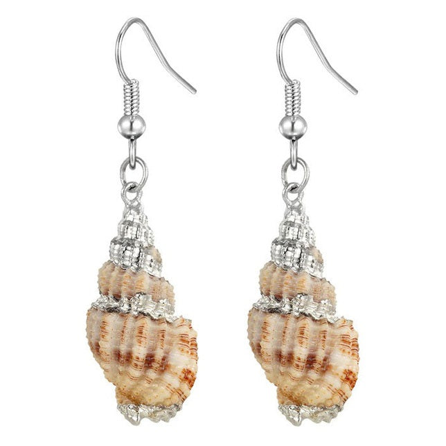 Schelpen oorbellen met beige en bruine schelp met sterling zilver (925) | Ribbed Seashell Silver