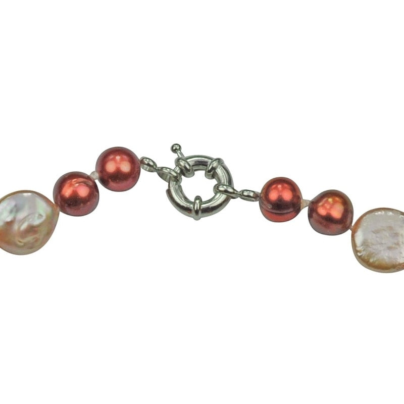 Slotje van handgeknoopt zoetwater parel armband met rode en zalm kleurige parels | Red Pearl Peach Coin
