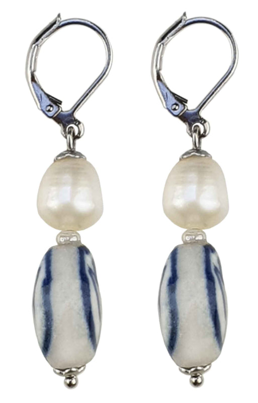 Zoetwater parel oorbellen met witte parels, Delfts blauw ornament en edelstaal, zijaanzicht | Hollands Glorie Tulp Wit