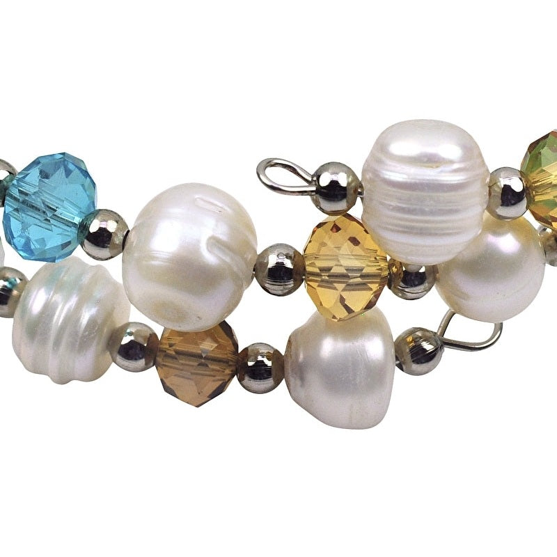 Detail van wit zoetwater parel wikkelarmband met gekleurde kristallen | Multi Glass Pearl