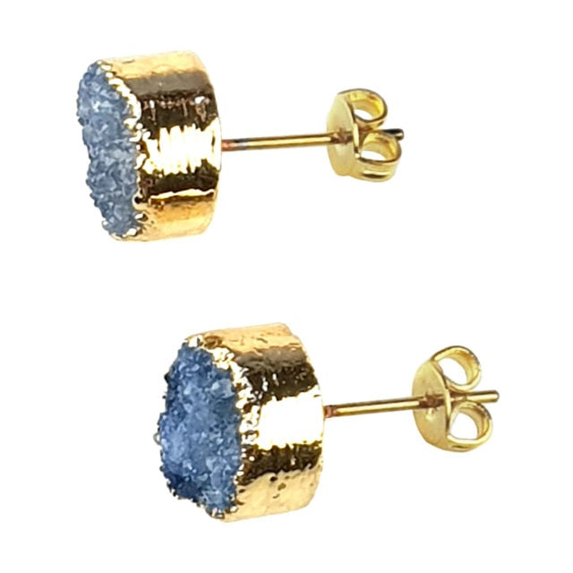 Blauwe edelstenen oorbellen met druzy agaat en goud, blauwe oorstekers, blauwe agaat oorknopjes, zijaanzicht | Druzy Gold Royal Blue