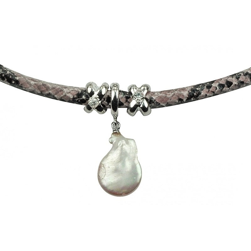 Detail van zoetwater parelketting met witte parel hanger, leer en magneetslotje | Reptile White Coin