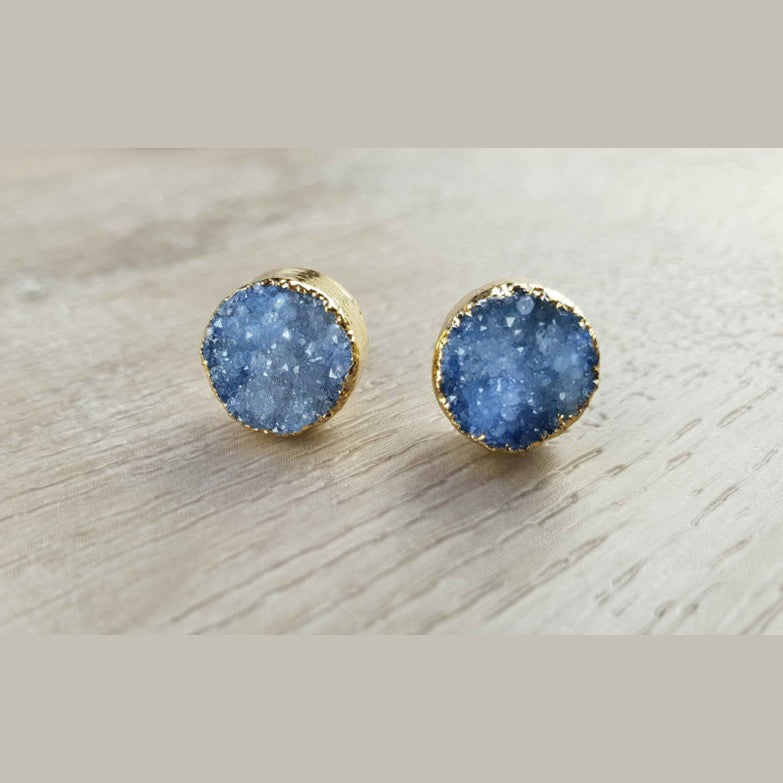 Blauwe edelstenen oorbellen met druzy agaat en goud, oorstekers, edelstenen oorknopjes | Druzy Gold Royal Blue