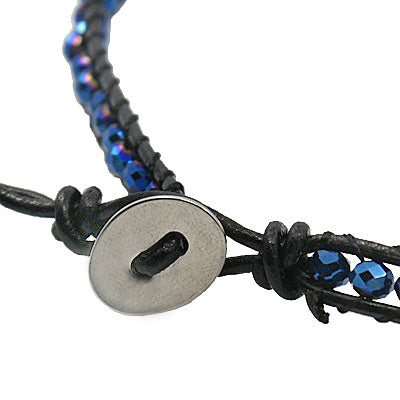 Slotje van Blauw kristallen wikkelarmband met leer en parelmoer | Double Wrap Blue Crystal