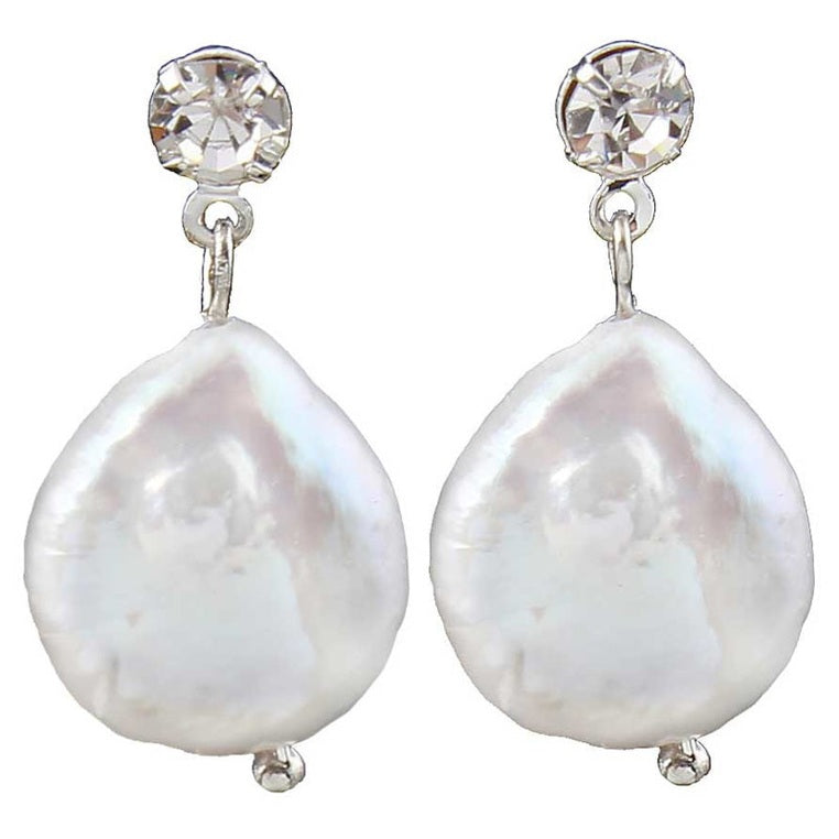 Witte zoetwater parel oorbellen met witte coin parels en stras steentjes, vooraanzicht | Bling Colly