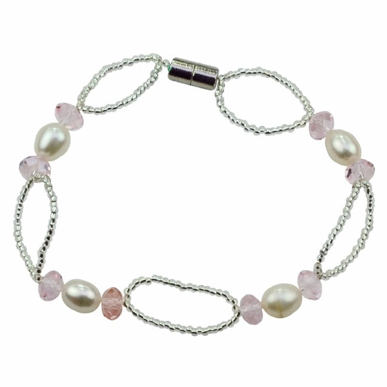 Zoetwater parel armband met witte parels, roze glaskristallen en magneetslot | set Rocio