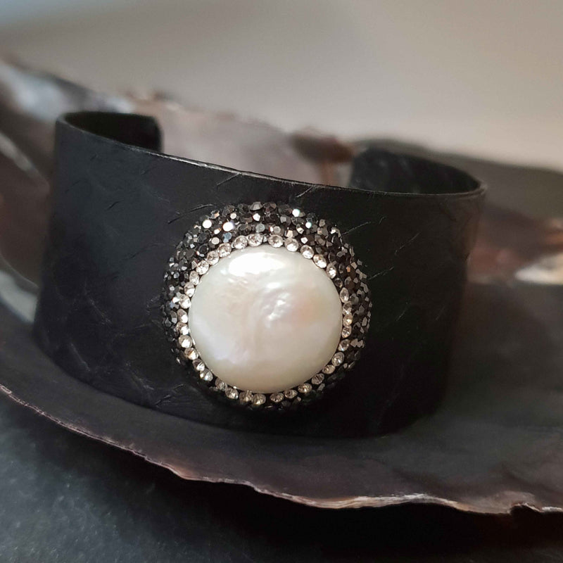 Detail van wit zoetwater parel armband met stras steentjes en zwart leer | Bright One Pearl Black Leather
