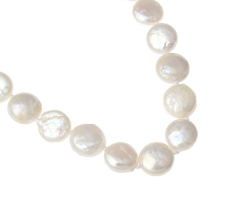 Detail van wit zoetwater parel armband met coin parels | Little White Coin Pearl