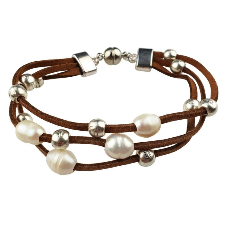 Wit zoetwater parel armband met bruin leer en magneetslot, vooraanzicht | Aafke