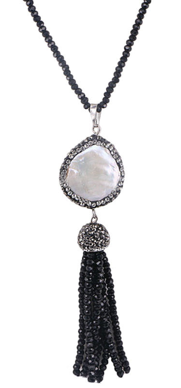 Detail van lange zoetwater parelketting met witte coin parel hanger met stras steentjes | Bright Coin Pearl
