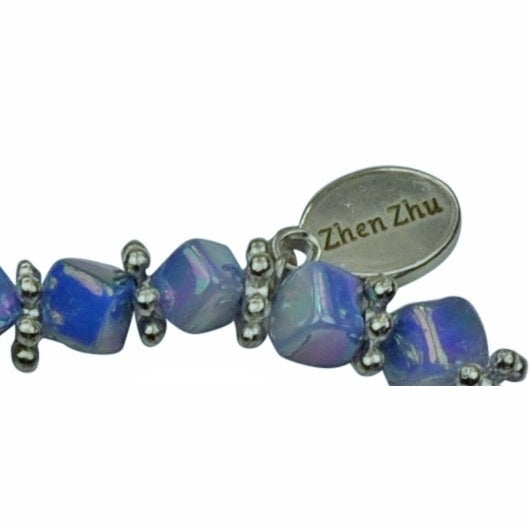 Detail van blauw parelmoeren armband, elastisch | Shell Cube AB Blue