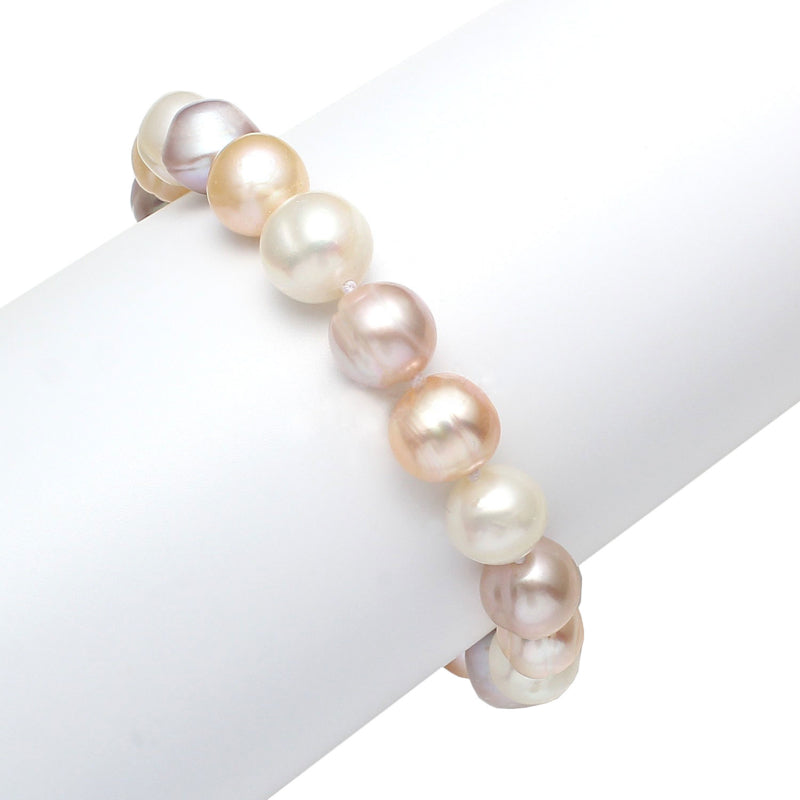 Zoetwater parel armband met witte, zalm en roze parels op display | Big Bold Soft Colors