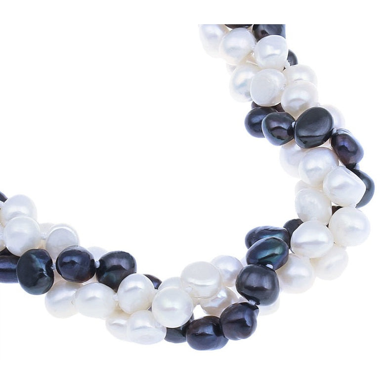 Detail van zoetwater parelketting met witte en blauw zwarte parels in 3 rijen | Sabia