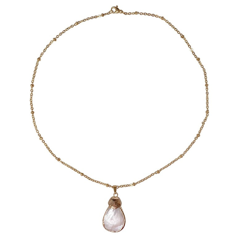 Witte parelmoeren ketting met wit parelmoer hanger aan gouden edelstalen ketting | Gold Shell