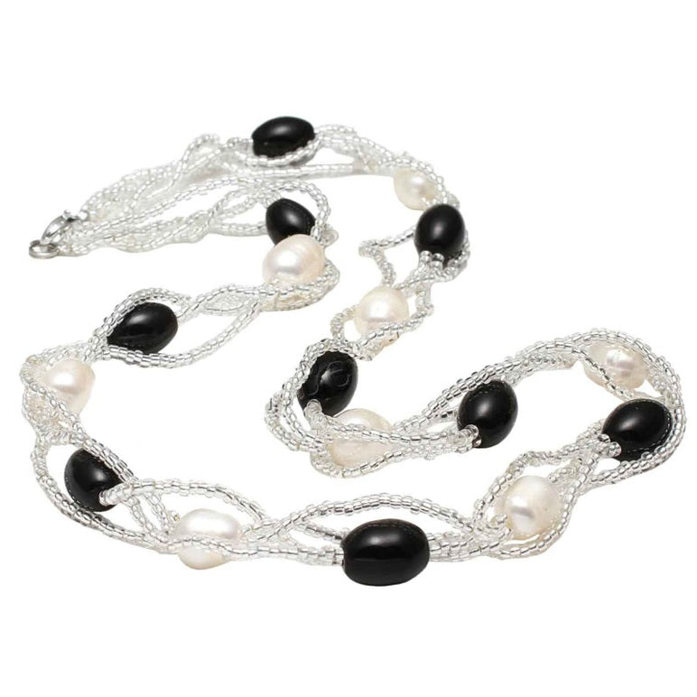 Zoetwater parelketting met witte parels en zwarte glaskralen liggend | Twine Pearl Black Glass