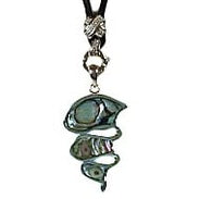 Detail van parelmoeren ketting met abaloon hanger | Abalone Three Eye