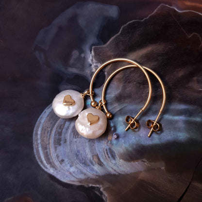 Grote zoetwater parel oorringen met witte parels met hartjes en goud edelstaal liggend in schelp | Golden Hope 25 mm Love Pearl