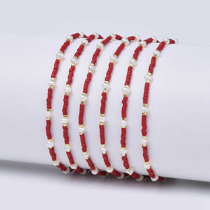 Wit zoetwater parel armband met rode en gouden kraaltjes en schuifsluiting op display | Mini Pearl Bead Red