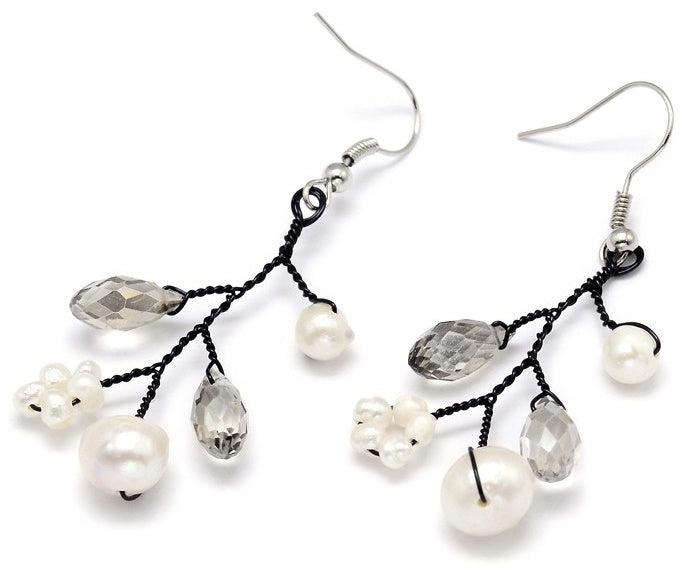 Zoetwater parel oorbellen met witte parels, grijs facet geslepen glaskristallen liggend | Pearl Smokey