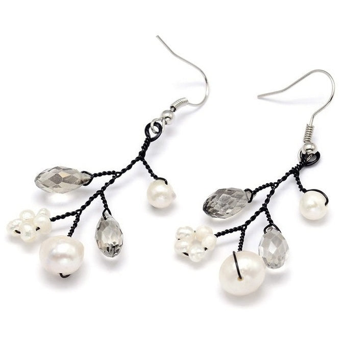 Zoetwater parel oorbellen met witte parels, grijs facet geslepen glaskristallen liggend | Pearl Smokey