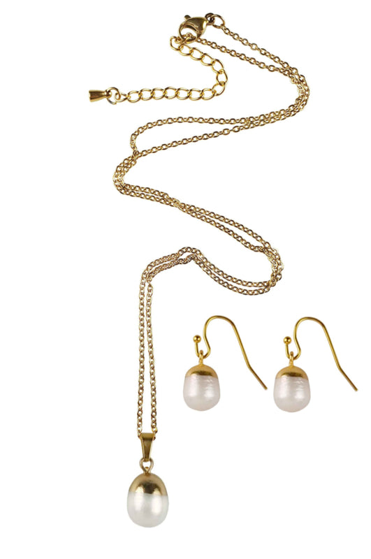 Witte zoetwater parel set bestaande uit witte parelketting en parel oorbellen met goud edelstaal en parel hanger | set Gold Dip White Pearl