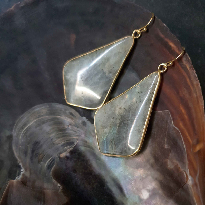Grote edelstenen oorbellen met labradoriet en goud edelstaal hangend in schelp | Labradorite Gold Flyer