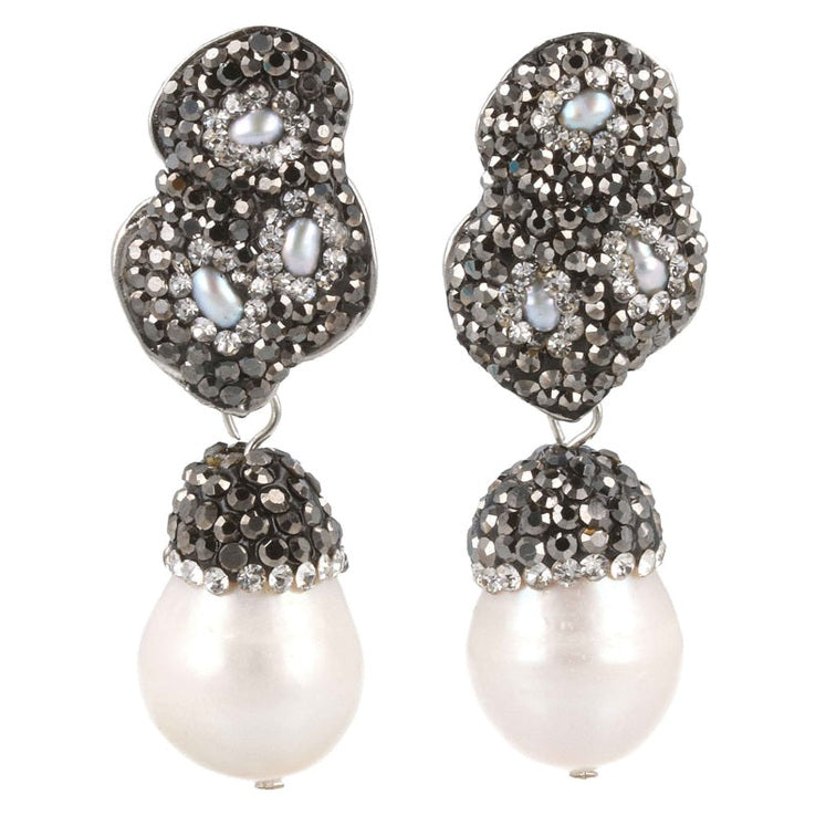 Witte zoetwater parel oorbellen met zwarte en zilveren stras steentjes, vooraanzicht | Double Bling Big Nuts