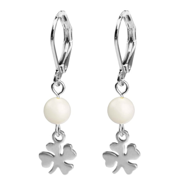 Witte parelmoeren oorbellen met zilver klavertje 4 | Little Good Luck Silver
