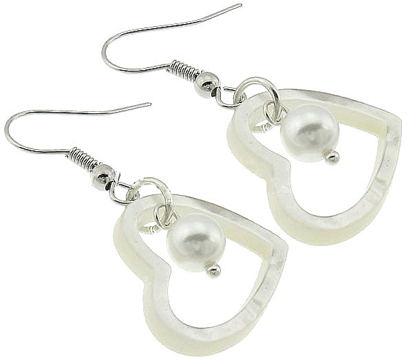 Witte zoetwater parel oorbellen met witte parel en parelmoer hart en sterling zilver (925) liggend | Pearl Heart Shell