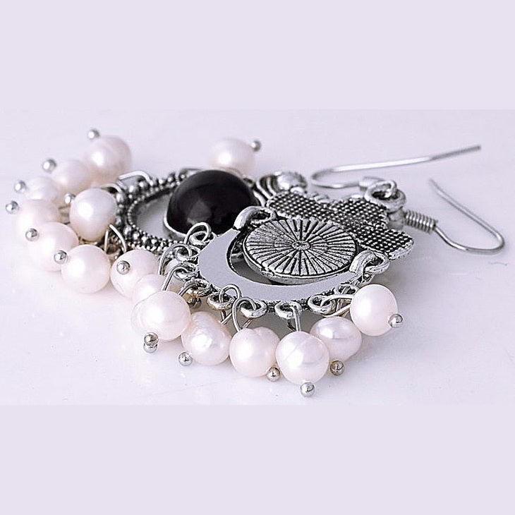 Lange zoetwater parel oorbellen met witte parels en sterling zilver (925) in retro stijl liggend | Pearl Retro Black