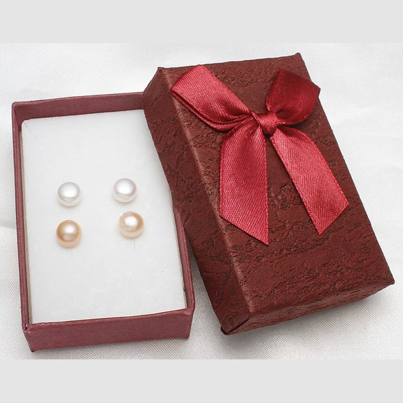 Cadeau set met 2 paar parel oorknopjes in de kleur wit en zalm in sieraden doosje | Cadeau set oorbellen Mea Zea