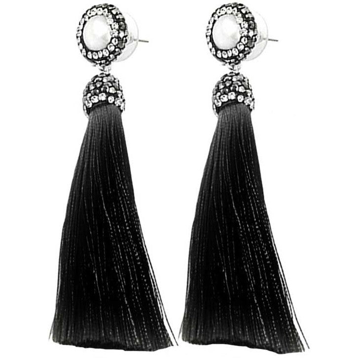Lange zoetwater parel oorbellen met witte parel en zwart kwastje | Bright Pearl Black Tassel