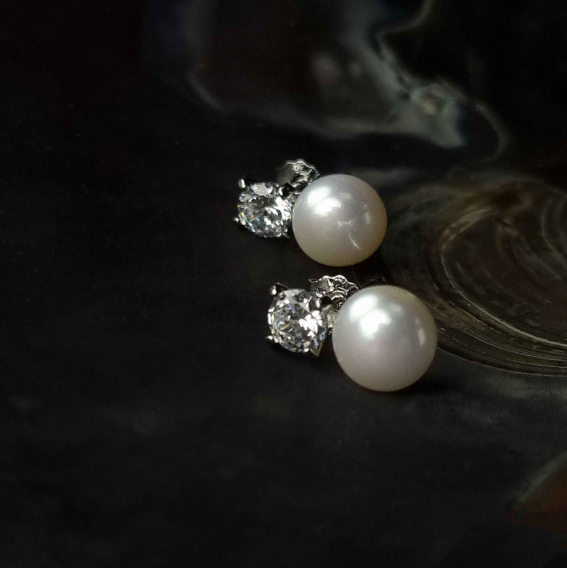 Witte zoetwater parel oorbellen met parel en stras steen liggend in schelp, witte parelknopjes met stras steen | Bling Ann W