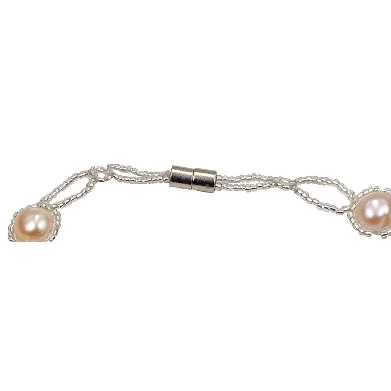Magneetslotje van zoetwater parel armband met zalm kleurige parels | Pearl O Peach