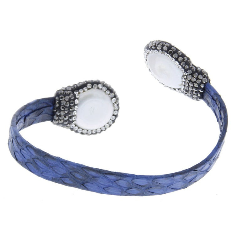 Zoetwater parel armband met witte parel, stras steentjes en blauw leer, achterzijde | Bright Two Big Pearl Blue Leather