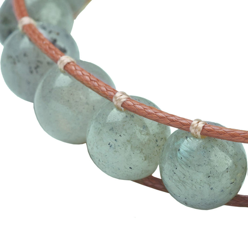 Detail van edelstenen armband met labradoriet en gouden slotje met aum motief | Labradorite Antique Gold