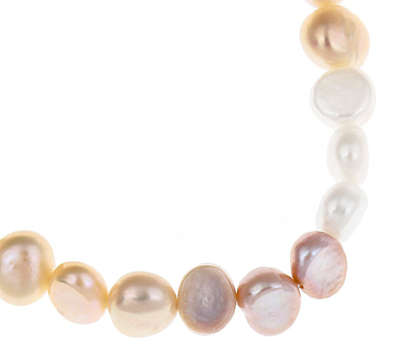 Detail van zoetwater parel armband met witte, zalm en roze parels, elastisch | Pearl Trio Soft Colors
