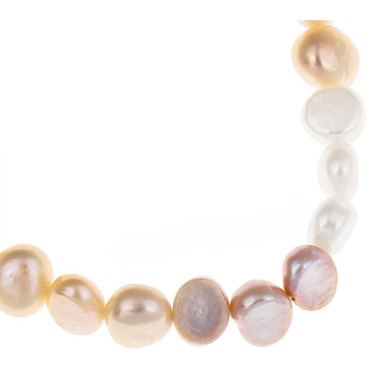 Detail van zoetwater parel armband met witte, zalm en roze parels, elastisch | Pearl Trio Soft Colors