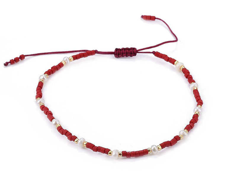Wit zoetwater parel armband met rode en gouden kraaltjes en schuifsluiting, bovenaanzicht | Mini Pearl Bead Red